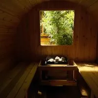 Cowichan Valley Retreat with Sauna & Free EV Charger, хотел в Дънкан