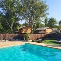 Camping Le Val de Cesse, khách sạn ở Mirepeisset