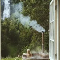 Waterfall Retreat، فندق في Kolo