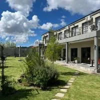 The Anne Guest House, מלון במסרו