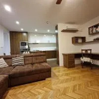 Free parking, Old Town cozy apartment near train station, hotel a Vinohrady