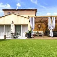 Charmant studio avec terrasse et jardin au cœur de la Provence 4 étoiles, hotel em Camps-la-Source