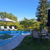 Дядо Цоньовата къща самостоятелен имот с басейн, hotel en Sevlievo