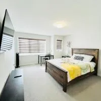 Entire Home in Niagara Region, 6 bedrooms, 5 baths with a game room, arcades, hotel en Thorold