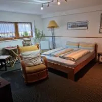 Großes gemütliches Zimmer mit eigener Dusche, hotel v destinaci Rheinstetten