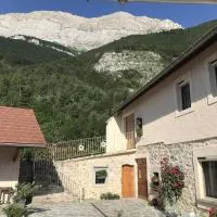 Le Rocher des Ducs, appartement, cour privative, abris voiture, hotelli kohteessa Le Glaizil