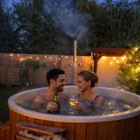 Gesztenyeház guest house with hot tub, hotel u gradu Leanifalu