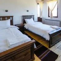 КАЛПАЦИТЕ - Kalpacite Guest Houses, hotel u gradu Skrebatno