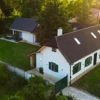 DOM na konci, hotel a Kostolné