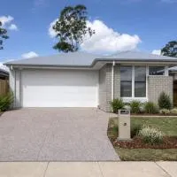 Modern 4-Bedroom Home in Pallara - Free Parking Close to Brisbane, hótel í Doolandella