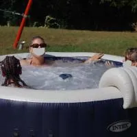 CHEZ MITCH EN CAMPING CAR et grand espace extérieur, hotell i Caillavet