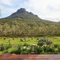 Mereweather Estate Cottage, hotel em Dunkeld