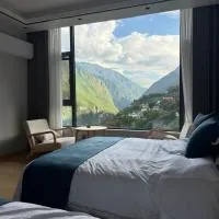 Mountain Creek Cliffside B&B, hotel di Longpan