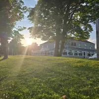 Ashburnham Hotel โรงแรมในPembrey