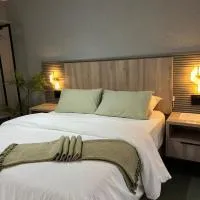 Fourteen38 Mews Guesthouse، فندق في Dwarsloop