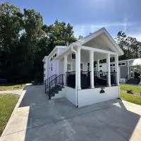Island Oaks RV Resort, hotel din Glen Saint Mary