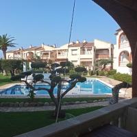 Apartamento con piscina a 5 minutos de la playa en Cambrils, Hotel in Mont-roig del Camp