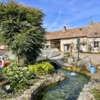 L'Auberge de la fontaine "Gîte Nyméa" "Gîte L'Avérine" et "Gîte Saulisse"、Fontaine-sous-Jouyのホテル