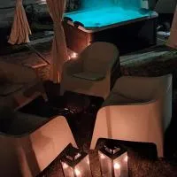 AgliChalet Erbe Montane-Vasca idromassaggio privata condivisa tra i due chalet, con parcheggio privato e colonnina ricarica auto elettrica con supplemento, hotel i Domodossola