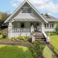 1920s Character Home & Private Garden Retreat, хотел в Те Куити