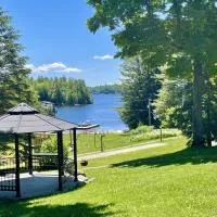 Stunning Lakeview Muskoka Pier 100 Resort, khách sạn ở Port Carling