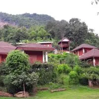 Saen Kam Resort, hotelli kohteessa Ban Tham