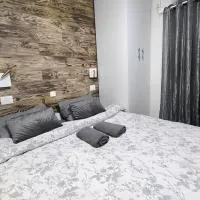 Studio with Terrace & Free Parking, hotel a Herzelia