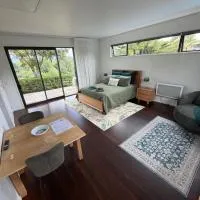 Paradise Found at Studio 65, hotell sihtkohas Hamurana
