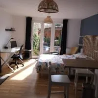 Beau studio calme, indépendant avec terrasse, Hotel in Pessac