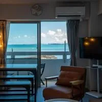 Crest Blue 401-オーシャンフロント! 新築マンション!, hotel u gradu Kin