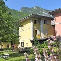 Albergo Silvana – hotel w mieście Ledro