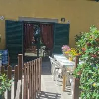 Casa al mare con giardino "Garden House", 2 km spiaggia golfo di Baratti & parco archeologico: Baratti'de bir otel