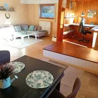 Großzügige Souterrain Ferienwohnung im Grünen、Hausenのホテル