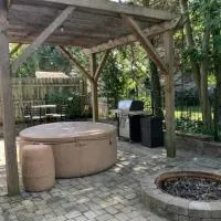 "Madison Manor I" by the River, Hot Tub, Downtown, hotel a Madison