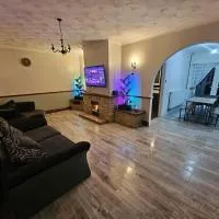 3-Bedroom Bungalow with Parking, Garden, WiFi & Jacuzzi Bath, hotel a Mynachlogddu