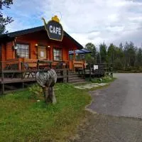 Peurasuvanto Mökit & Camping، فندق في Peurasuvanto