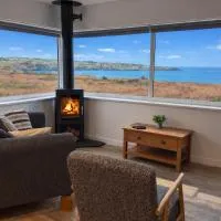 Coastal bungalow, sleeps 5 and ideal for walkers, hotel en Amlwch