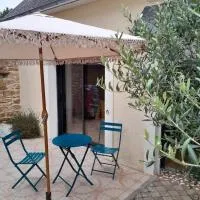 Maison plein bourg pays bigouden、Plonéour-Lanvernのホテル
