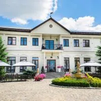 Pałac Uniejów، فندق في يونيجوو