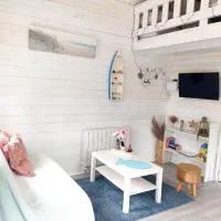 Chalet cosy, plages à pieds. Morbihan., hotelli kohteessa Plouhinec