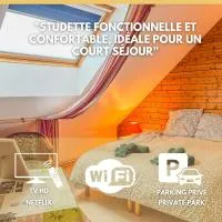 Charmante studette au calme avec terrasse et parking، فندق في Auguaise