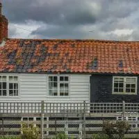 Historic seafront cottage, projector, piano, PS5 etc, hótel í Kessingland