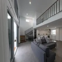 Private Mezzanine Bedroom, Soaring Ceilings, Sleeps 3, Walk to Cafes, 15 min to Bunbury, хотел в Australind