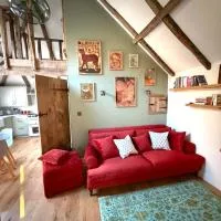 Orchard Barn next to Bewl Reservoir, Ticehurst, хотел в Ticehurst