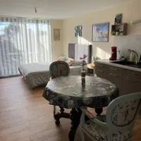 Studio pour 2 personnes à Tonnay Charente – hotel w mieście Tonnay-Charente