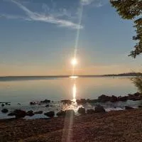 ChiemSeeNest - romantische Ferienwohnung am Chiemsee mit separatem Sommer Seezugang, hotell sihtkohas Chieming