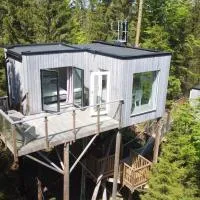 Treehouse Stay with Wood-Fired Hot Tub & Nature!,Strömmaköp的飯店