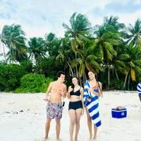 Blue Wave Guesthouse Maldives - Book FB a week gets a free oneway domestic trasport for one person, hotelli kohteessa Kudahuvadhoo
