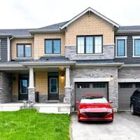 3BR Home Near Niagara Falls King Bed Free Parking 75 Inch TV & Wi-Fi, hotel en Thorold
