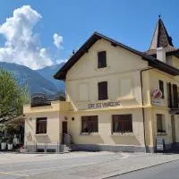 Café des Voyageurs Noës, hotel u gradu 'Chalais'